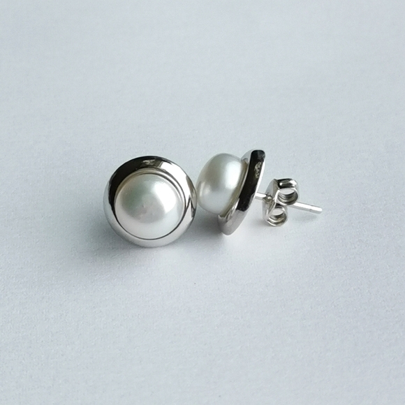 White cultured pearl stud earrings in Sterling Silver 8mm - Picture 2 of 11